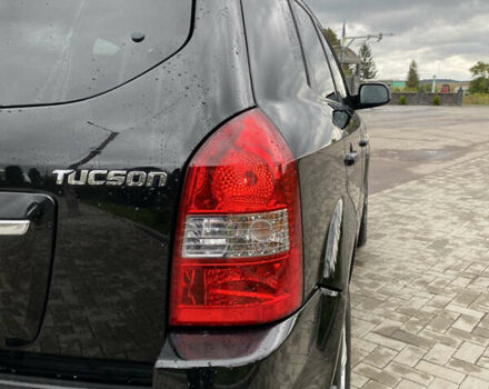 Черный Хендай Туксон, объемом двигателя 2 л и пробегом 191 тыс. км за 7800 $, фото 10 на Automoto.ua