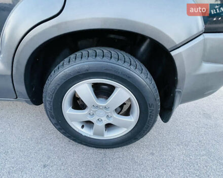 Чорний Хендай Туксон, об'ємом двигуна 2 л та пробігом 185 тис. км за 7783 $, фото 7 на Automoto.ua