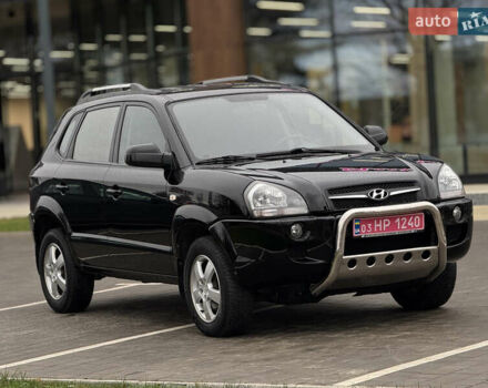 Черный Хендай Туксон, объемом двигателя 1.98 л и пробегом 202 тыс. км за 7650 $, фото 6 на Automoto.ua