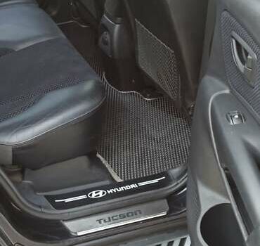 Черный Хендай Туксон, объемом двигателя 1.98 л и пробегом 186 тыс. км за 9500 $, фото 2 на Automoto.ua