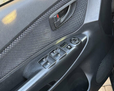 Черный Хендай Туксон, объемом двигателя 1.98 л и пробегом 218 тыс. км за 9350 $, фото 6 на Automoto.ua