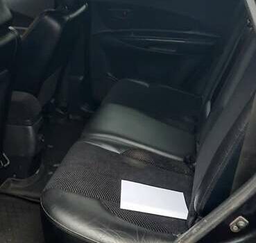 Черный Хендай Туксон, объемом двигателя 1.98 л и пробегом 282 тыс. км за 8000 $, фото 4 на Automoto.ua