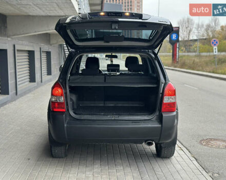 Черный Хендай Туксон, объемом двигателя 1.98 л и пробегом 129 тыс. км за 10600 $, фото 13 на Automoto.ua
