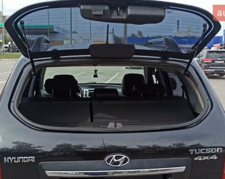 Черный Хендай Туксон, объемом двигателя 1.98 л и пробегом 186 тыс. км за 9500 $, фото 4 на Automoto.ua