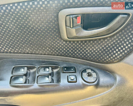 Черный Хендай Туксон, объемом двигателя 1.98 л и пробегом 252 тыс. км за 7999 $, фото 9 на Automoto.ua