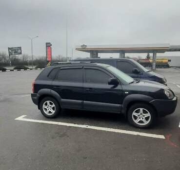 Черный Хендай Туксон, объемом двигателя 1.98 л и пробегом 282 тыс. км за 8000 $, фото 2 на Automoto.ua
