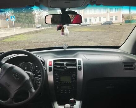 Черный Хендай Туксон, объемом двигателя 1.98 л и пробегом 214 тыс. км за 9100 $, фото 3 на Automoto.ua