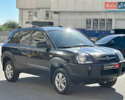 Черный Хендай Туксон, объемом двигателя 2 л и пробегом 255 тыс. км за 9290 $, фото 2 на Automoto.ua