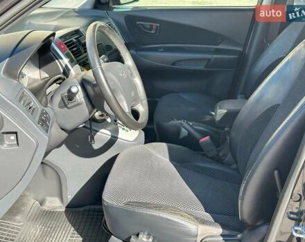 Черный Хендай Туксон, объемом двигателя 2 л и пробегом 255 тыс. км за 9290 $, фото 8 на Automoto.ua