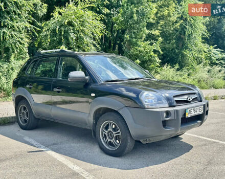 Черный Хендай Туксон, объемом двигателя 1.98 л и пробегом 252 тыс. км за 7999 $, фото 2 на Automoto.ua