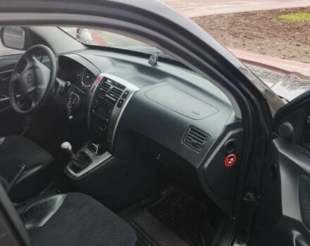 Черный Хендай Туксон, объемом двигателя 1.98 л и пробегом 214 тыс. км за 9100 $, фото 6 на Automoto.ua