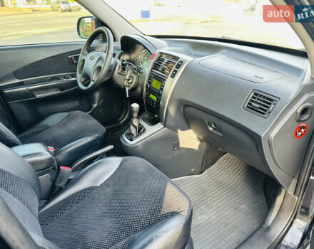Черный Хендай Туксон, объемом двигателя 2 л и пробегом 119 тыс. км за 9600 $, фото 12 на Automoto.ua