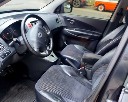 Черный Хендай Туксон, объемом двигателя 2 л и пробегом 258 тыс. км за 9000 $, фото 5 на Automoto.ua