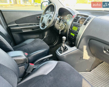 Черный Хендай Туксон, объемом двигателя 2 л и пробегом 119 тыс. км за 9600 $, фото 25 на Automoto.ua