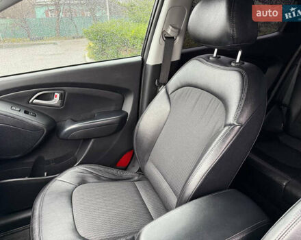 Черный Хендай Туксон, объемом двигателя 2.4 л и пробегом 143 тыс. км за 12000 $, фото 18 на Automoto.ua