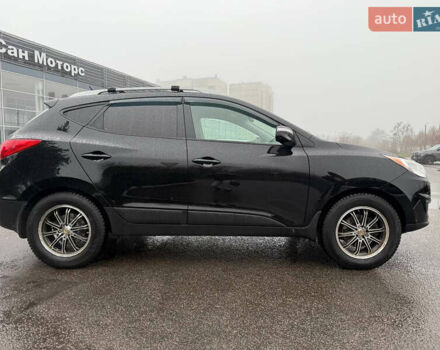 Черный Хендай Туксон, объемом двигателя 2.4 л и пробегом 143 тыс. км за 12000 $, фото 5 на Automoto.ua