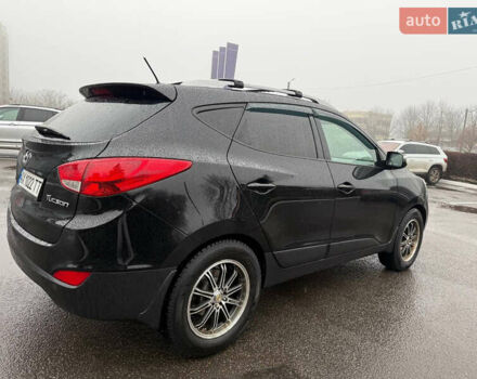 Черный Хендай Туксон, объемом двигателя 2.4 л и пробегом 143 тыс. км за 12000 $, фото 7 на Automoto.ua
