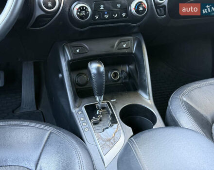 Черный Хендай Туксон, объемом двигателя 2.36 л и пробегом 299 тыс. км за 9800 $, фото 20 на Automoto.ua