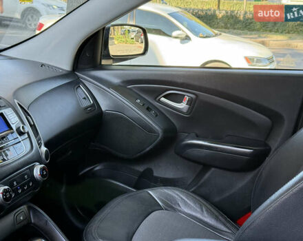 Черный Хендай Туксон, объемом двигателя 2.36 л и пробегом 299 тыс. км за 9800 $, фото 13 на Automoto.ua