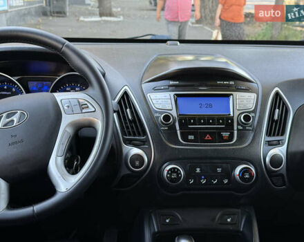 Черный Хендай Туксон, объемом двигателя 2.36 л и пробегом 299 тыс. км за 9800 $, фото 19 на Automoto.ua