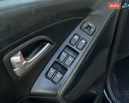 Черный Хендай Туксон, объемом двигателя 2.36 л и пробегом 299 тыс. км за 9800 $, фото 16 на Automoto.ua