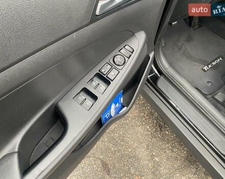 Черный Хендай Туксон, объемом двигателя 2 л и пробегом 190 тыс. км за 18000 $, фото 12 на Automoto.ua