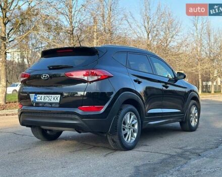 Черный Хендай Туксон, объемом двигателя 2 л и пробегом 105 тыс. км за 15500 $, фото 4 на Automoto.ua
