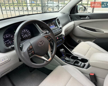 Черный Хендай Туксон, объемом двигателя 2 л и пробегом 168 тыс. км за 13400 $, фото 11 на Automoto.ua