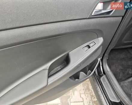 Черный Хендай Туксон, объемом двигателя 2 л и пробегом 178 тыс. км за 19200 $, фото 8 на Automoto.ua