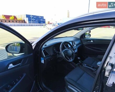 Черный Хендай Туксон, объемом двигателя 2 л и пробегом 215 тыс. км за 18900 $, фото 6 на Automoto.ua