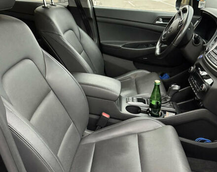 Черный Хендай Туксон, объемом двигателя 2 л и пробегом 120 тыс. км за 17800 $, фото 12 на Automoto.ua