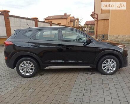 Черный Хендай Туксон, объемом двигателя 2 л и пробегом 107 тыс. км за 14800 $, фото 3 на Automoto.ua