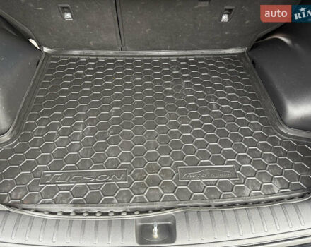 Черный Хендай Туксон, объемом двигателя 2 л и пробегом 70 тыс. км за 23000 $, фото 10 на Automoto.ua