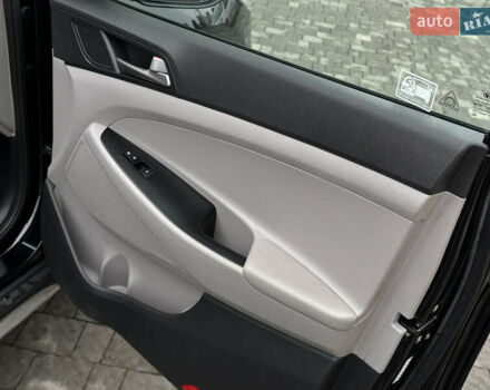 Черный Хендай Туксон, объемом двигателя 2 л и пробегом 156 тыс. км за 12800 $, фото 70 на Automoto.ua