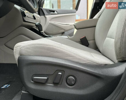 Черный Хендай Туксон, объемом двигателя 2 л и пробегом 156 тыс. км за 12800 $, фото 68 на Automoto.ua