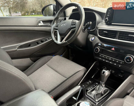 Черный Хендай Туксон, объемом двигателя 2 л и пробегом 70 тыс. км за 23000 $, фото 2 на Automoto.ua