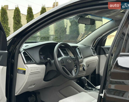 Черный Хендай Туксон, объемом двигателя 2 л и пробегом 156 тыс. км за 12800 $, фото 64 на Automoto.ua