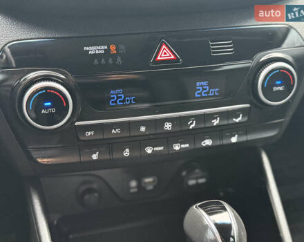 Черный Хендай Туксон, объемом двигателя 2 л и пробегом 70 тыс. км за 23000 $, фото 6 на Automoto.ua