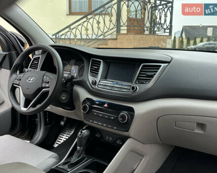 Черный Хендай Туксон, объемом двигателя 2 л и пробегом 156 тыс. км за 12800 $, фото 77 на Automoto.ua