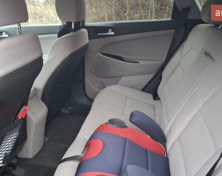 Черный Хендай Туксон, объемом двигателя 2 л и пробегом 101 тыс. км за 19700 $, фото 5 на Automoto.ua