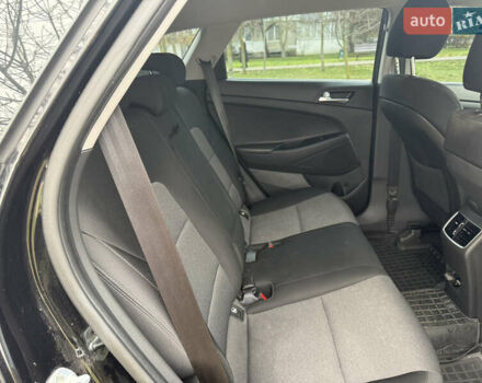 Черный Хендай Туксон, объемом двигателя 2 л и пробегом 70 тыс. км за 23000 $, фото 3 на Automoto.ua