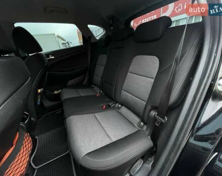 Черный Хендай Туксон, объемом двигателя 2 л и пробегом 115 тыс. км за 18000 $, фото 6 на Automoto.ua