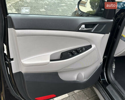 Черный Хендай Туксон, объемом двигателя 2 л и пробегом 156 тыс. км за 12800 $, фото 65 на Automoto.ua