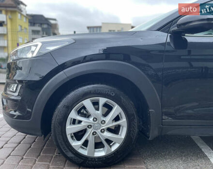 Черный Хендай Туксон, объемом двигателя 2 л и пробегом 103 тыс. км за 20900 $, фото 6 на Automoto.ua