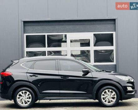 Чорний Хендай Туксон, об'ємом двигуна 2 л та пробігом 84 тис. км за 19000 $, фото 3 на Automoto.ua