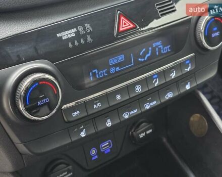 Черный Хендай Туксон, объемом двигателя 2 л и пробегом 151 тыс. км за 18950 $, фото 90 на Automoto.ua