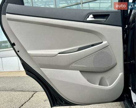 Черный Хендай Туксон, объемом двигателя 2 л и пробегом 48 тыс. км за 20490 $, фото 28 на Automoto.ua