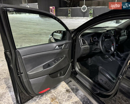 Черный Хендай Туксон, объемом двигателя 2 л и пробегом 86 тыс. км за 31000 $, фото 9 на Automoto.ua