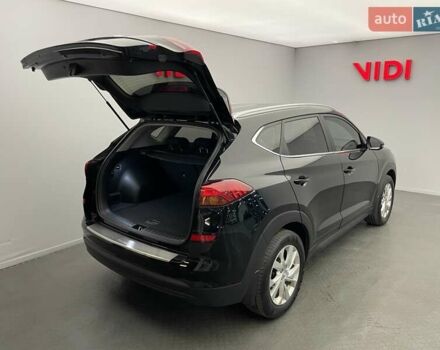 Черный Хендай Туксон, объемом двигателя 2 л и пробегом 100 тыс. км за 22424 $, фото 6 на Automoto.ua