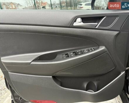 Черный Хендай Туксон, объемом двигателя 2 л и пробегом 55 тыс. км за 22300 $, фото 52 на Automoto.ua